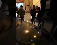 MHP’li milletvekilini eleştiren gazeteciyi sokak ortasında dövdüler!
