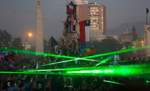 Şili’de eylemciler lazer kullanarak polis dronelarını düşürüyor