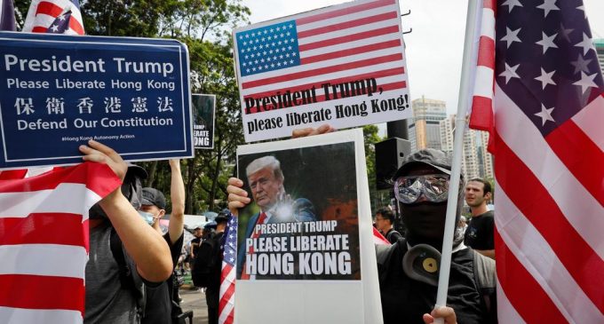Hong Kong’da yerel seçim eylemcilerin lehine sonuçlandı