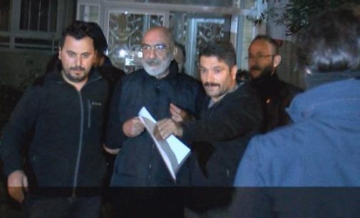 Yakalama kararının ardından Ahmet Altan evinde gözaltına alındı