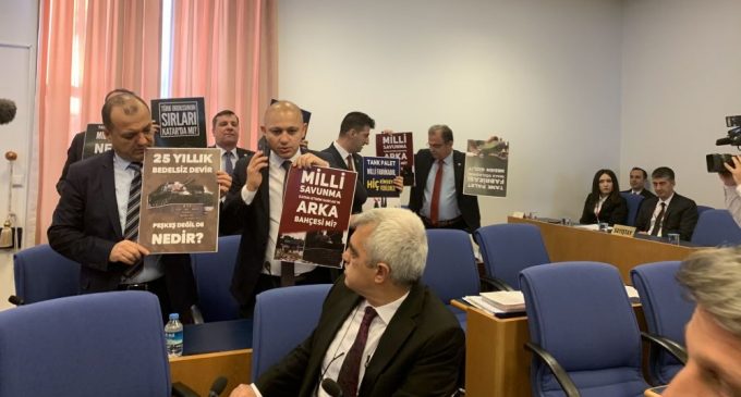 Bütçe görüşmelerinde CHP’den ‘Milli Tank Palet’ protestosu