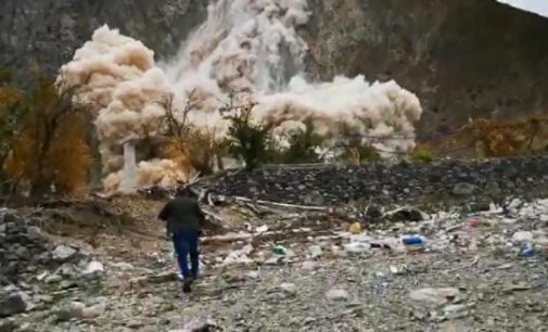 Dev kayalar baraja düştü: Korkutan heyelan