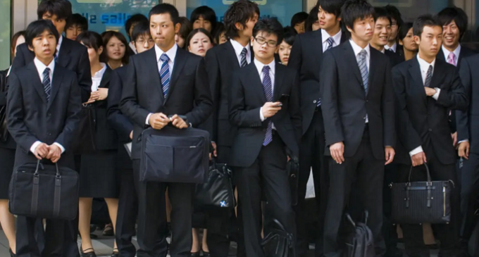 Japonya’da şirketlerden kadın çalışanlara ‘gözlük takma’ yasağı