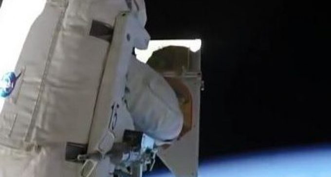 NASA astronotu çöpünü uzaya bıraktı