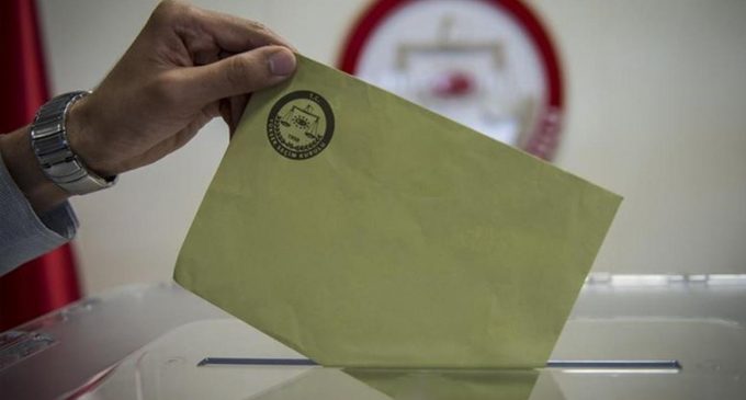 “Yeni anayasa için referandum masada”