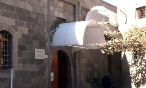 Türkiye’den tarihi eser manzarası: 884 yıllık caminin kapısına tente yapıldı!