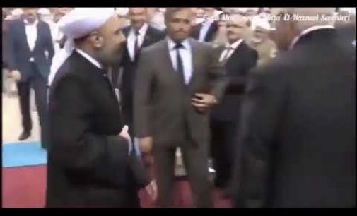 Adalet Bakanı Abdulhamit Gül, tarikat liderinin elini öptü!
