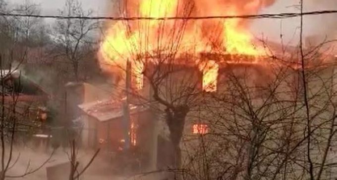 Bursa’da iki katlı ev yandı, içindekiler son anda kurtuldu