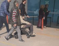 Göğsüne tahta parçası saplanan işçi, sandalyeyle hastaneye getirildi