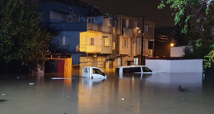 Adana sular altında: Caddeler göle döndü, evleri su bastı, okullar tatil