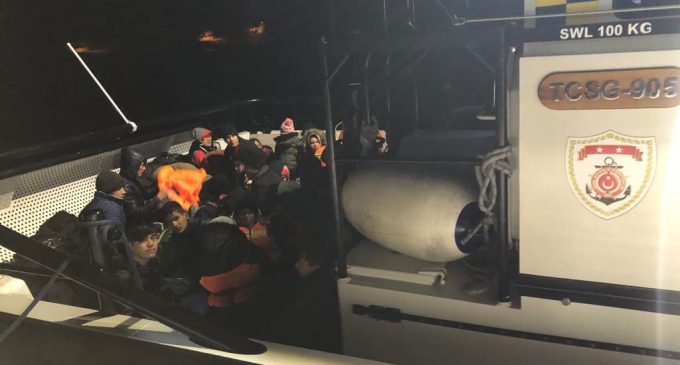Deniz ortasında can pazarı: Bir lastik botta 23’ü çocuk 43 sığınmacı…