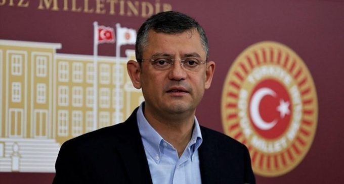 CHP’li Özel: Erdoğan ‘2 kere 2 eşittir 5’ derse, AK Parti grubu ‘Kerrat cetvelindeki hata düzeltildi’ der