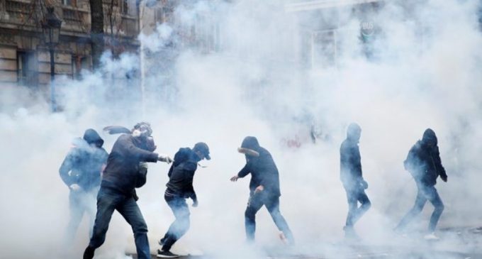 Fransa’da tansiyon yükseliyor: Polis göstericilere biber gazıyla saldırdı
