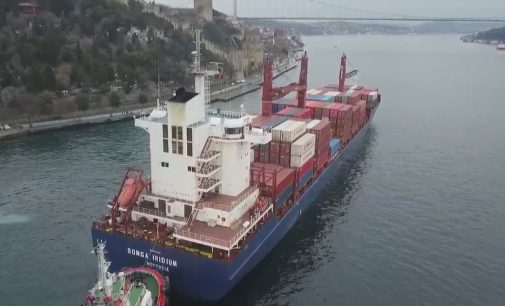 İstanbul Boğazı’nda gemi karaya oturdu