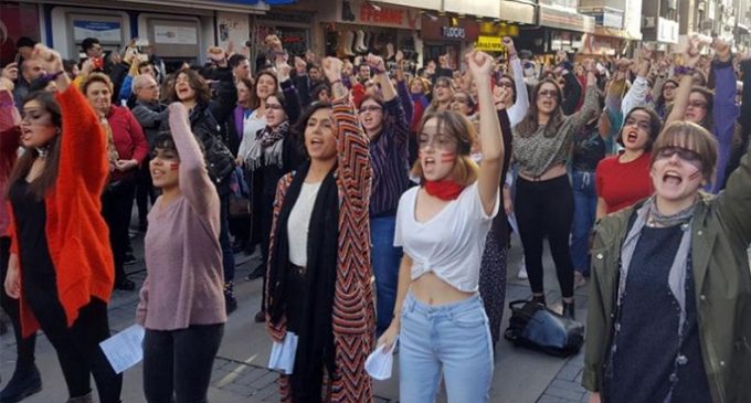 İzmir’deki ‘Las Tesis’ eylemine katılan 25 kadın için gözaltı kararı