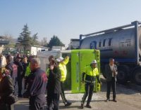 Halk otobüsüne tanker çarptı: 25 yolcu yaralandı