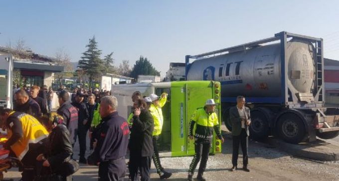 Halk otobüsüne tanker çarptı: 25 yolcu yaralandı