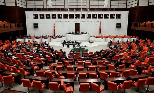 “Fahrettin Altun’un eşi derslere girmiyor” iddiası Meclis gündeminde