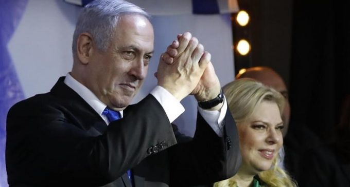 Yolsuzlukla suçlanan Netanyahu parti içindeki liderlik seçimini kazandı