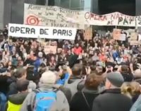 Greve katılan Paris Operası sanatçılarından Partizan marşı performansı