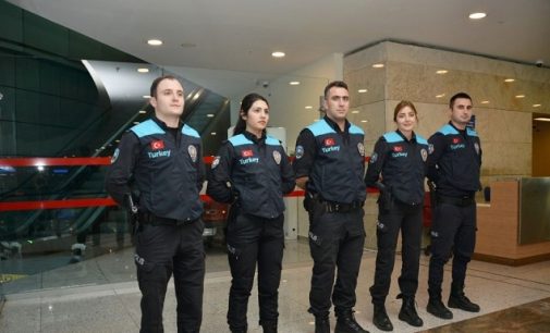 Pasaport polisinin kıyafeti değişti