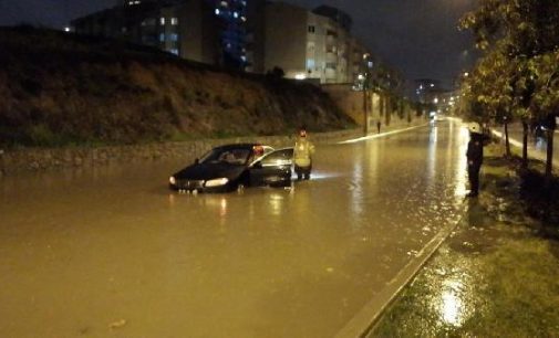 Sağanak yağış: Pendik’te iki otomobil mahsur kaldı