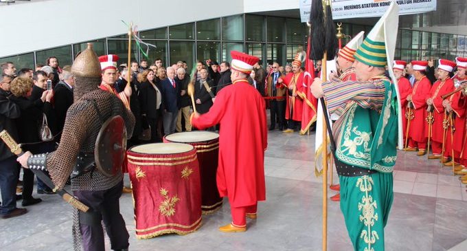 AKP’li belediye, Doğu Perinçek’i mehteran takımıyla karşıladı