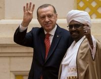 Erdoğan’ın ‘değerli kardeşi’ Ömer el-Beşir’e yolsuzluktan iki yıl hapis