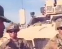 Suriye ordusu kontrol noktasında ABD askerlerini durdurdu: İşgalcisiniz, bugün veya yarın gideceksiniz