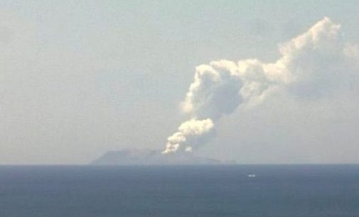 Yeni Zelanda’da yanardağ lav püskürtmeye başladı