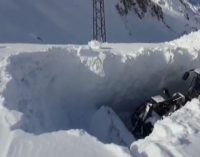 Yüksekova’da kar kalınlığı iş makinesinin boyunu aştı