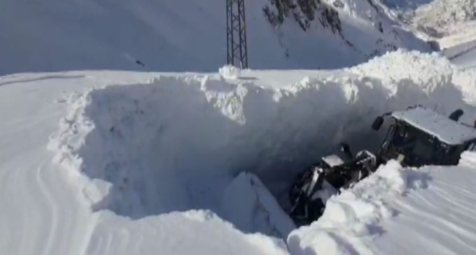 Yüksekova’da kar kalınlığı iş makinesinin boyunu aştı