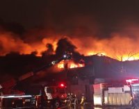 Dokuma fabrikası yandı: Söndürme çalışmaları sırasında çatı çöktü