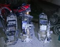 Gürültü ihbarı yapılan evde parçalara ayrılmış çalıntı 10 motosiklet bulundu