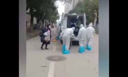 Çin’de korkutan görüntü: Virüsten etkilenenler tek tek yere yığılıyor