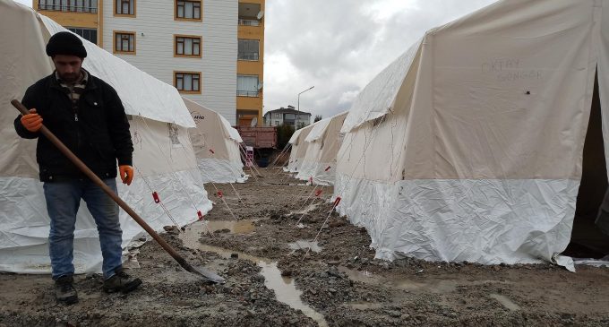 Elazığ’da depremzedelerin mücadelesi: Belediye sınıfta kaldı, çadır kentleri su bastı