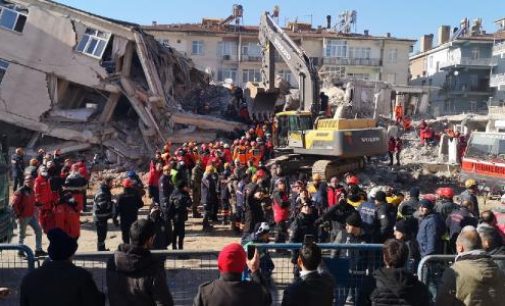 Elazığlı depremzede: Annemin enkazında can verdiği apartmanın müteahhiti tutuklanmadı