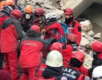 Mansur Yavaş duyurdu: Enkazın beş metre altından beş yaşındaki çocuk kurtarıldı