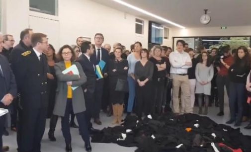 Fransa’da avukatlar cübbelerini yere atarak Adalet Bakanını protesto etti