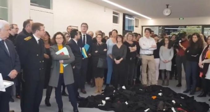 Fransa’da avukatlar cübbelerini yere atarak Adalet Bakanını protesto etti