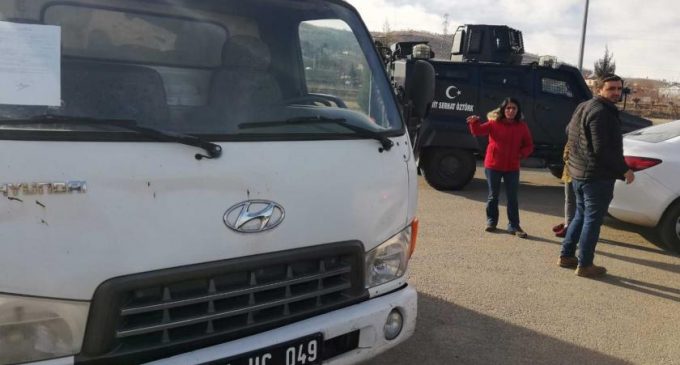 Elazığ Valiliği, HDP’li belediyeden gelen yardımı kente sokmayarak geri gönderdi!