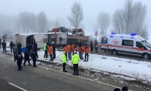 Yolcu otobüsü devrildi: Dördü ağır, 29 kişi yaralandı