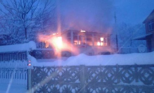 Biriken kar nedeniyle kopan elektrik teli, ev yaktı