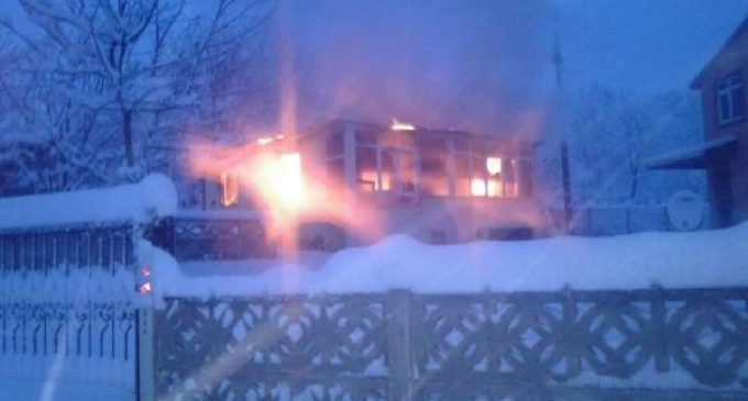 Biriken kar nedeniyle kopan elektrik teli, ev yaktı