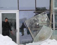 Kar nedeniyle hastane girişindeki çatı çöktü: Dokuz kişi yaralandı