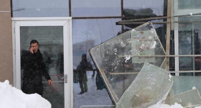 Kar nedeniyle hastane girişindeki çatı çöktü: Dokuz kişi yaralandı
