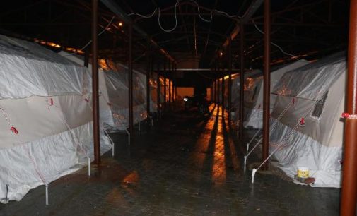 Artçı sarsıntıların sürdüğü Manisa’da çadırlarda kalanlar sağanağa yakalandı