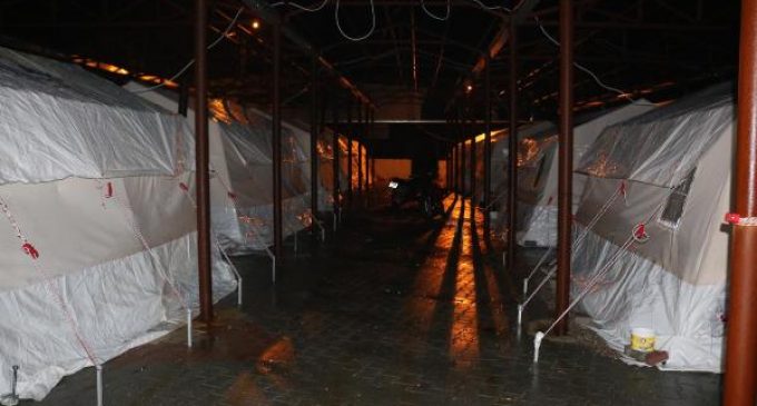 Artçı sarsıntıların sürdüğü Manisa’da çadırlarda kalanlar sağanağa yakalandı