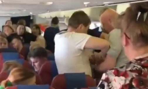 Uçakta olay çıkaran yolcuyu kollarından bantladılar