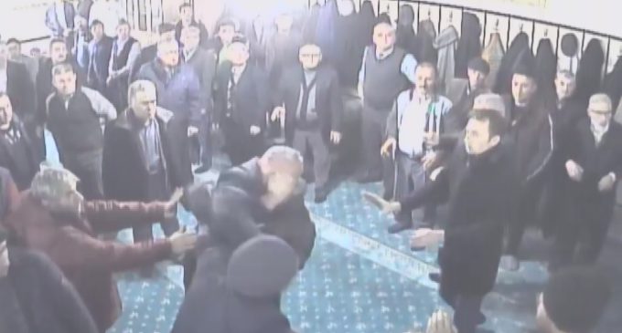 Husumetliler camide kavga edince cemaat ayırdı